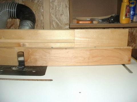 Table  toupie: cot droit du guide